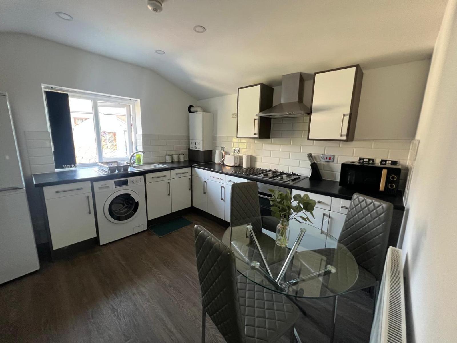 City Centre Location! For Business And Leisure! 5/6 Guests Cardiff Esterno foto